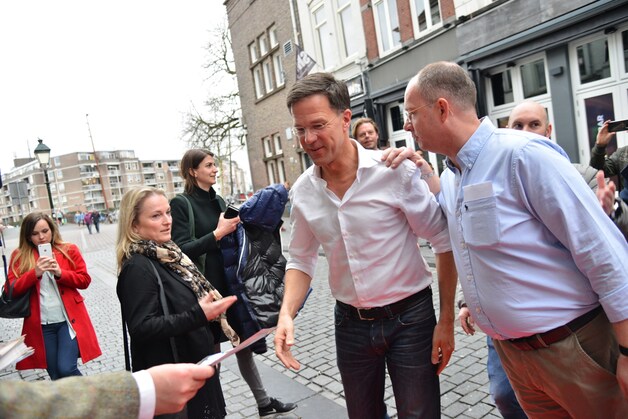 'Ontspannen gast' premier Rutte en DJ Hardwell samen achter de knoppen ...