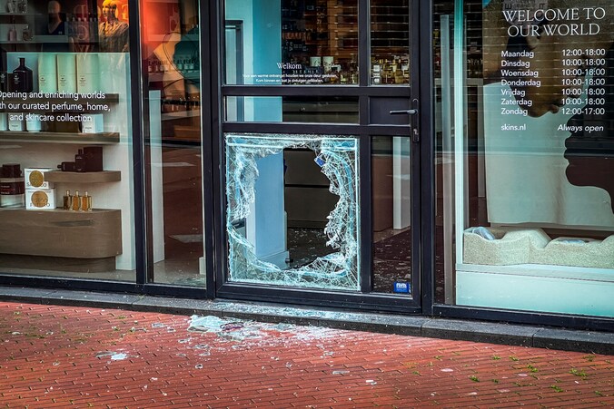 Ruit bekende cosmeticawinkel ingeslagen met moker in Eindhoven, twee ...
