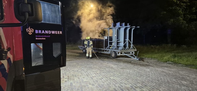 Aanhanger met marktkramen in brand gestoken in Rosmalen | Regio | BN ...