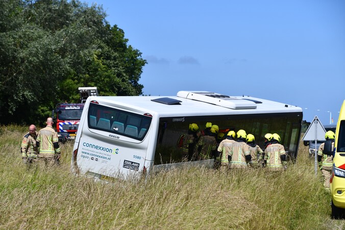 Dode en gewonden bij ernstig ongeval met lijnbus in Zeeland, weg ...