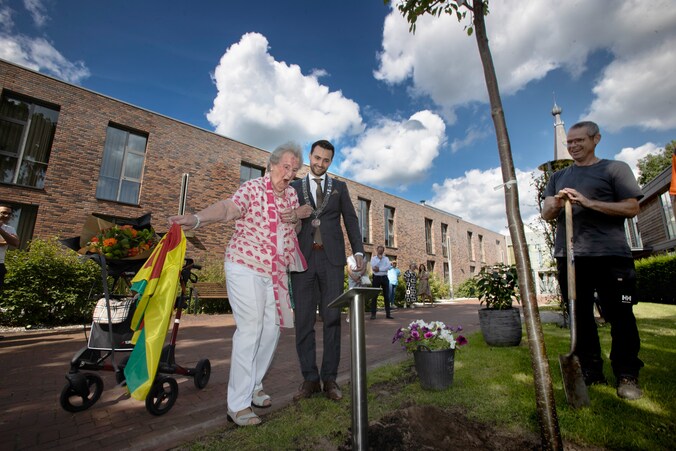 100-jarige Riet ziet er altijd mooi uit; ‘Zo niet, dan ben ik er niet ...