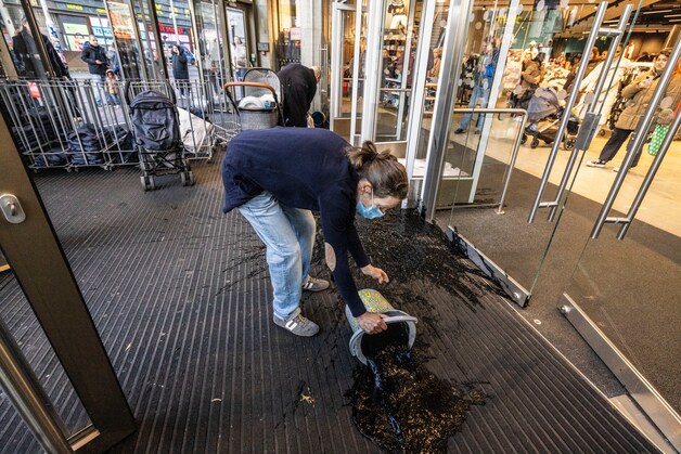 ‘Naakte’ demonstratie voor ingang Primark in Den Haag trekt veel ...
