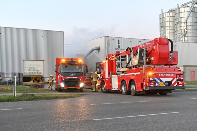 smeulbrand-bij-houtspecialist-in-moerdijk-vuur-in-filterhuis-naast