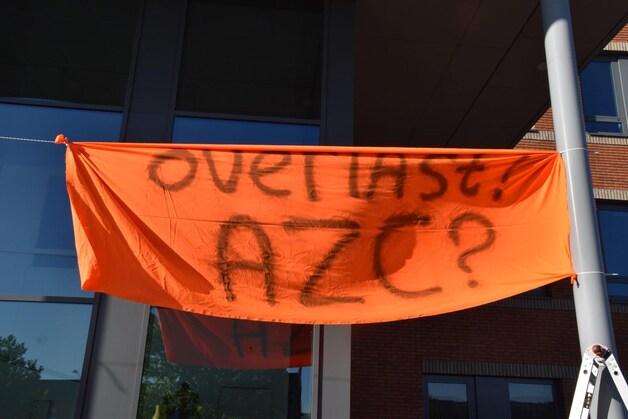 Actievoerders hangen in de nacht spandoeken tegen azc op in Zaltbommel ...