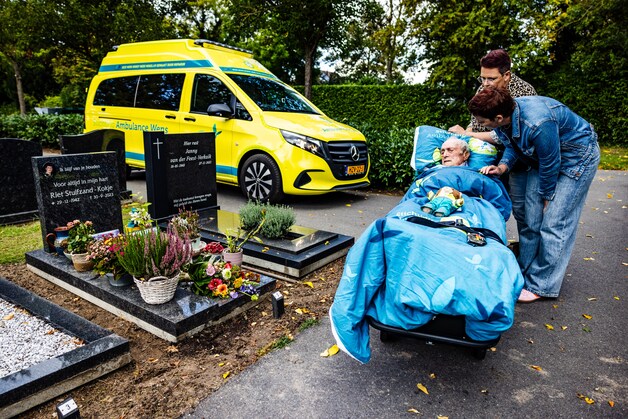Chris (86) zat drie keer per dag bij het graf van zijn vrouw Riet ...