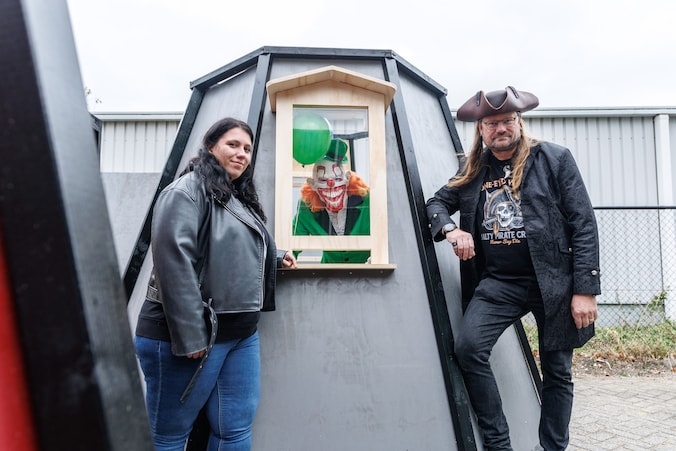Marjolein de Brabere receives marriage proposal at Terror Nights