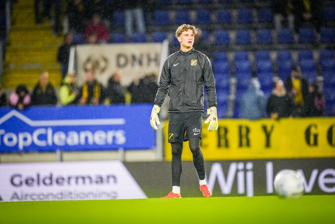 Jonge NAC-keeper (18) moet onder het mes en ligt er maanden uit | Sport ...