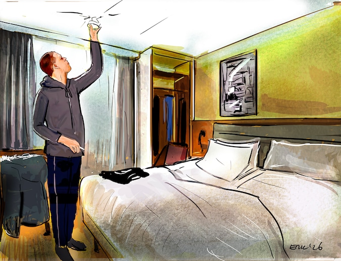 Als de rookmelder op zijn hotelkamer afgaat, maakt Richard daar korte ...