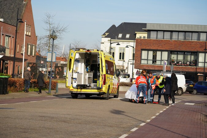 Man loopt op zebrapad en wordt aangereden door auto in Raamsdonksveer ...