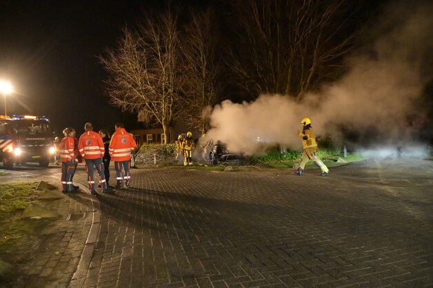 Range Rover rijdt tegen boom en vliegt daarna in brand in Galder ...