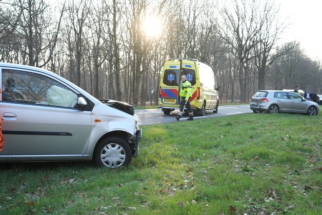 Drie auto’s botsen op elkaar in Rijen: twee gewonden, lange file door ...