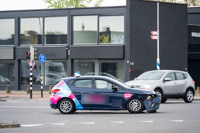 Flinke schade na aanrijding tussen lesauto en auto in Breda | Regio ...