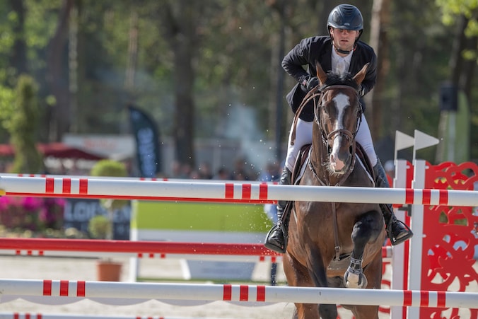 Roosendaalse Bas Moerings (26) pakt brons bij NK Springen in Deurne ...
