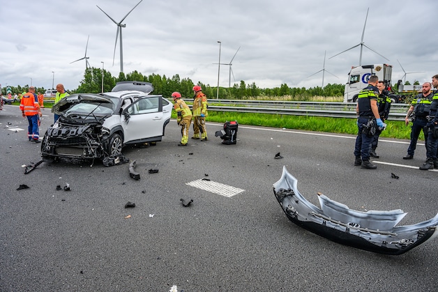 A17 bij Moerdijk dicht na ernstig ongeluk: twee auto's en vrachtwagen  botsen | Regio | BN DeStem.nl