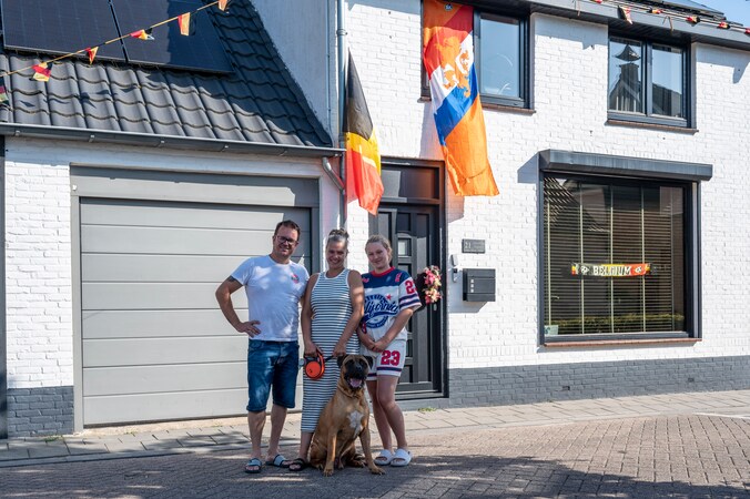 Dit gezin woont vlak bij de grens en juicht voor Oranje én de Rode ...