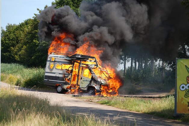 Camper brandt volledig uit in Dongen, mogelijk gasflessen ontploft ...