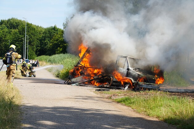 Camper brandt volledig uit in Dongen, mogelijk gasflessen ontploft ...