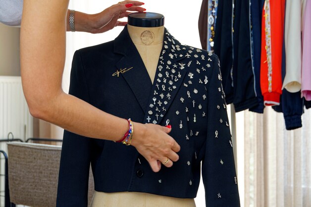 als-tieske-25-uit-berghem-haar-blazer-naar-jade-anna-stuurt-gaat-het