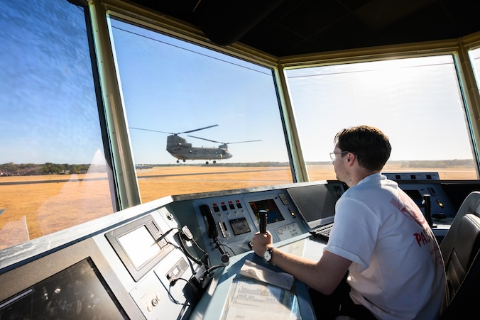 Als de golfbal van de baan is, kan Camiel Apaches en Chinooks laten ...