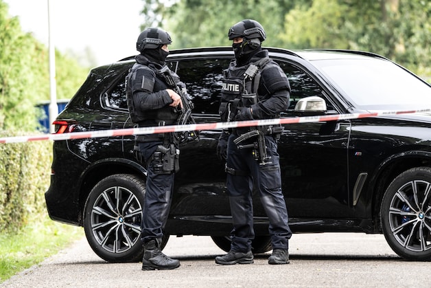 politiemensen-met-bivakmutsen-kammen-de-loods-van-jan-g-uit-me-ers