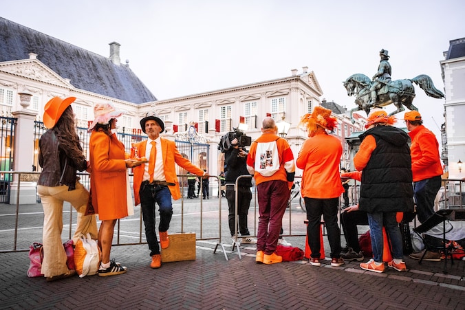 live-prinsjesdag-eerste-oranjefans-meldden-zich-al-vroeg-voor-paleis