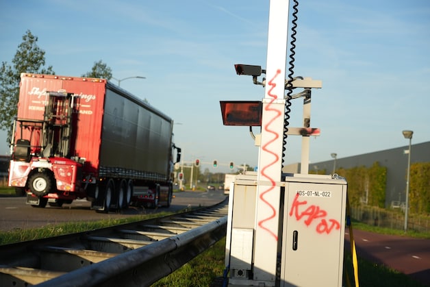 Focusflitser in Oosterhout volledig volgespoten met rode verf en beklad ...