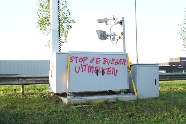 Focusflitser in Oosterhout volledig volgespoten met rode verf en beklad ...