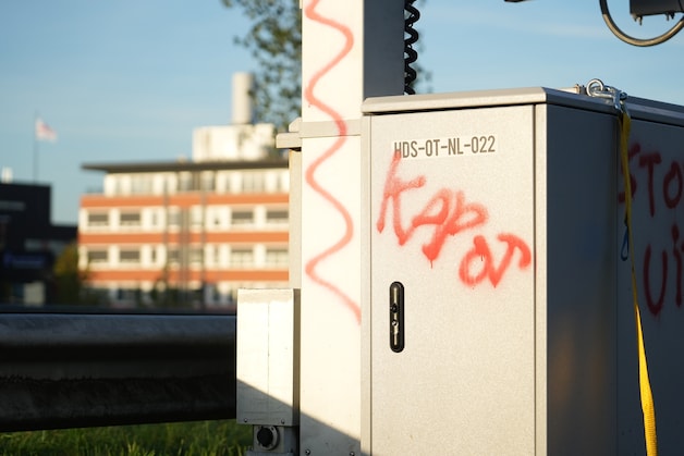 Focusflitser in Oosterhout volledig volgespoten met rode verf en beklad ...