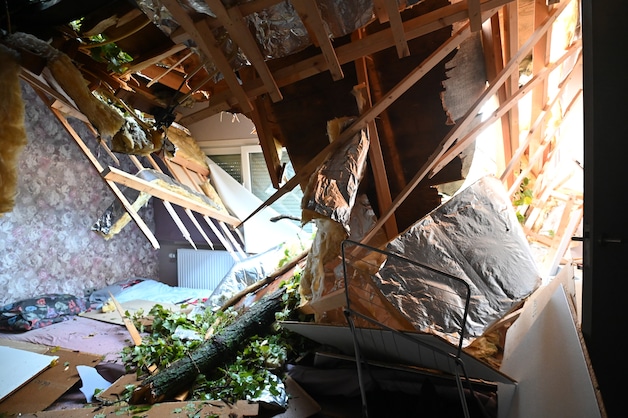 Boom valt op woonwagen in Breda, kinderkamer verwoest: ‘Ik ben bang dat ...