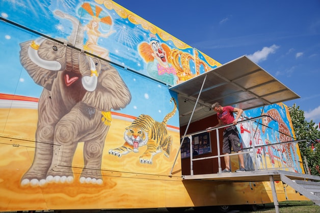 Hooggeëerd publiek, Circus Renz is in Zevenbergen: ‘Kijk, de trapeze ...