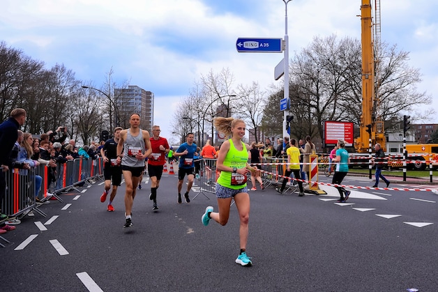 Lesley snelt hoogzwanger naar tweede tijd op 10 kilometer: ‘Oh mama ...