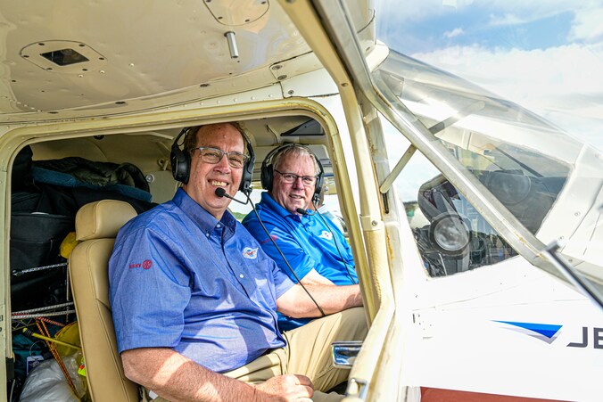 Peter en John vliegen de wereld rond om geld op te halen tegen polio en ...