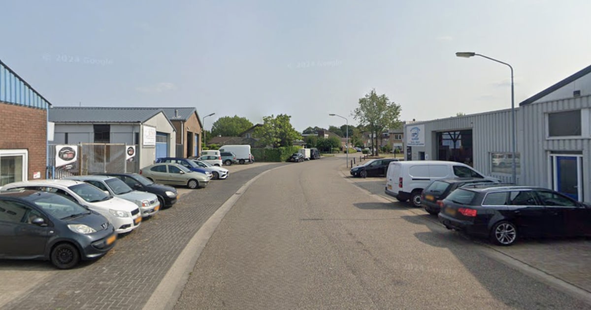 Acht verdachten aangehouden na vondst honderden kilo’s cocaïne, politie doet onderzoek in loods Klun