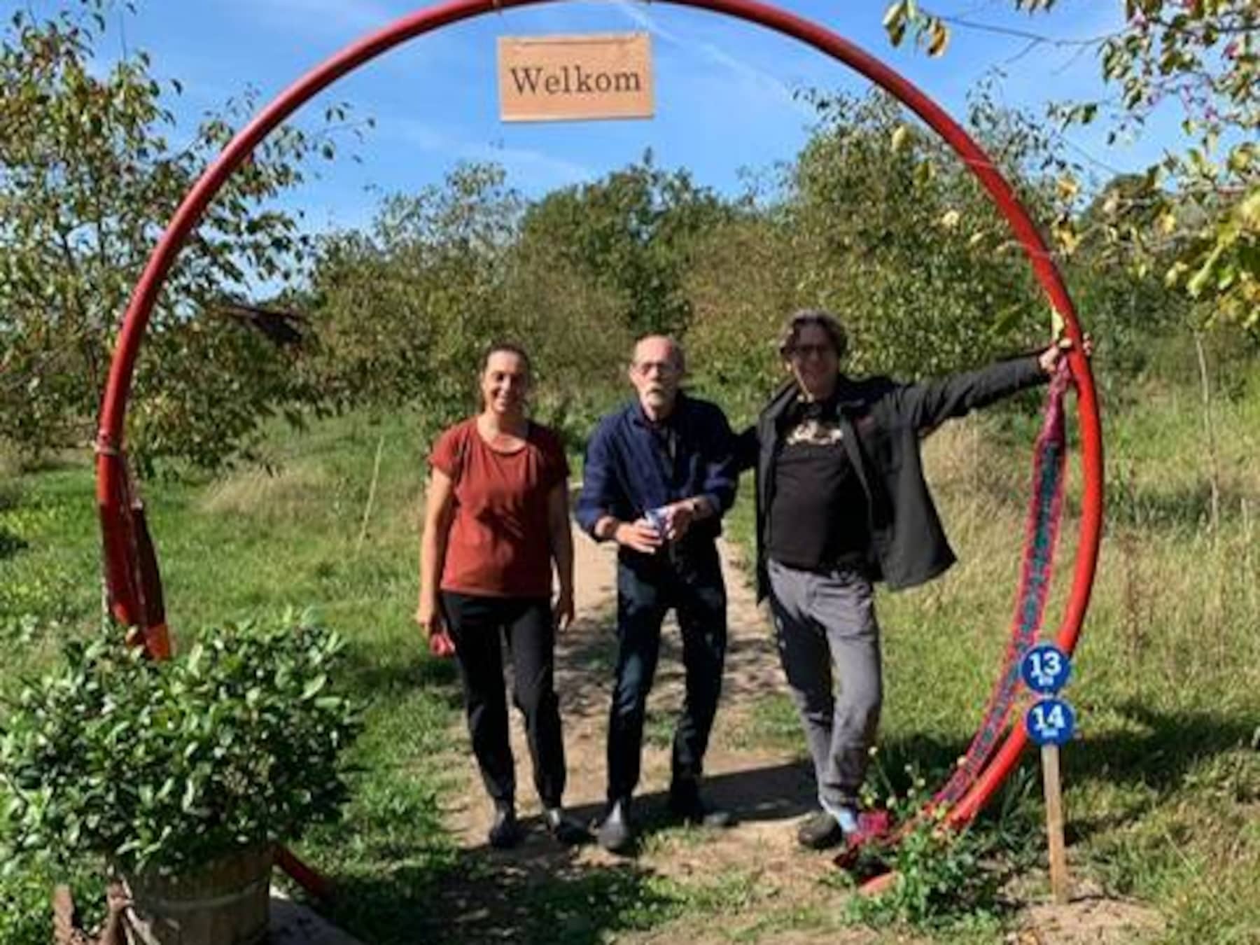 Hobbykunstenaar Johan (75) schenkt knalrode ring aan voedselbos: ‘Poort naar de hemel’ 