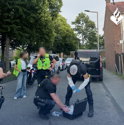 Man met wapen vlucht op kapotte  deelscooter, agenten houden hem aan na achtervolging