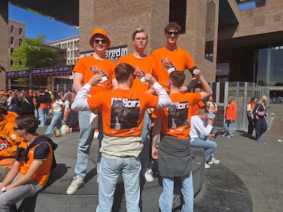 Hoe val je op tussen duizenden feestgangers? Met een bak kibbeling mét saus op je shirt