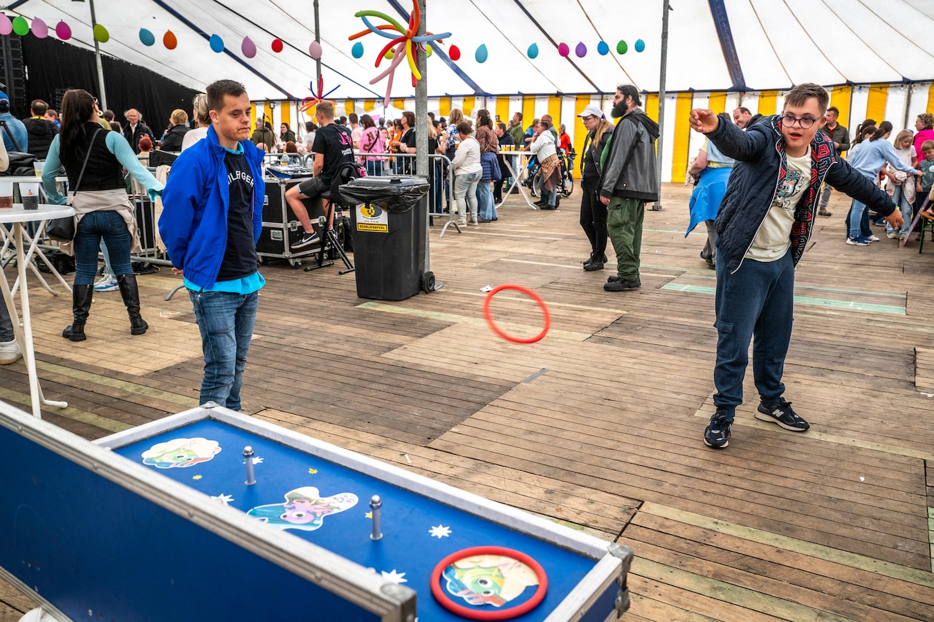 Jesip (rechts) en Jasper gooien ringen in de tent.