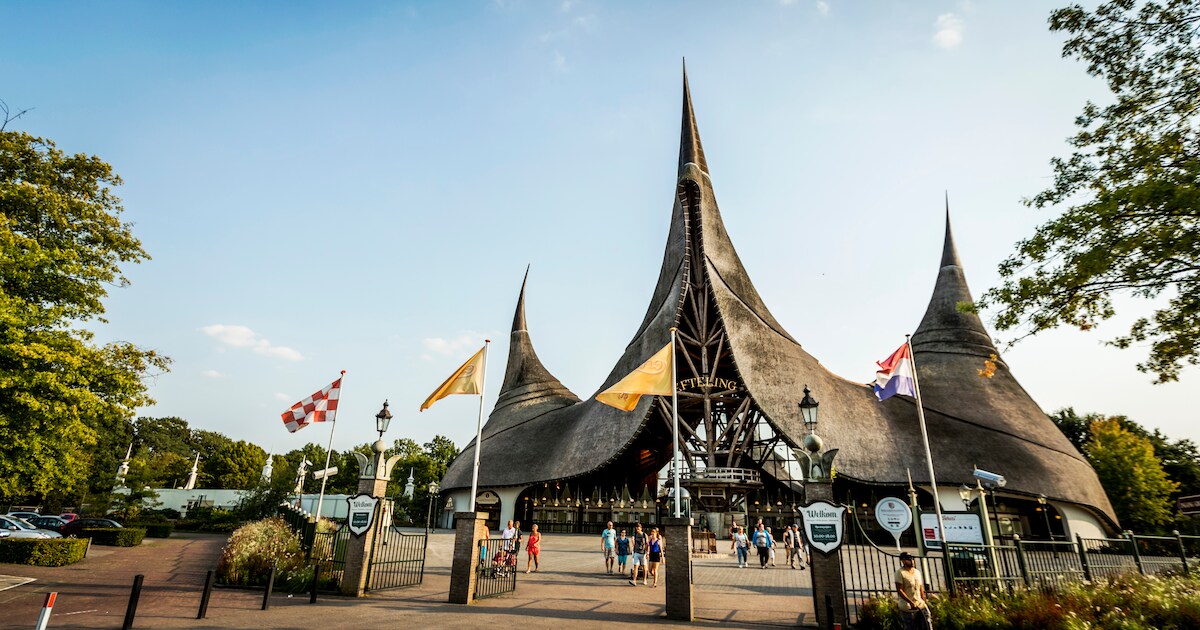 Ingang Efteling 26 jaar oud: grootste rieten dak van de wereld is aan vervanging toe