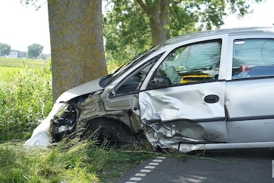 Man gewond bij ongeval in Raamsdonk: bedrijfsbus op zijkant 