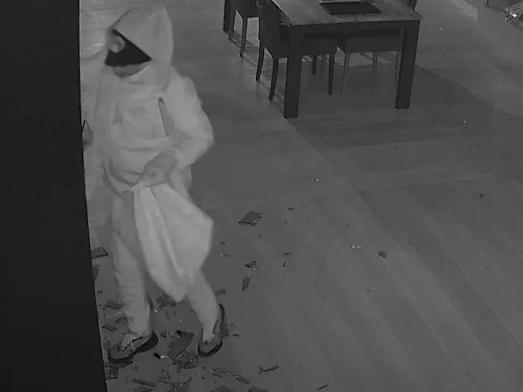 Inbreker slaat toe bij juwelier in Etten-Leur en neemt voor ruim een ton aan goud mee; dader al bijna jaar spoorloos