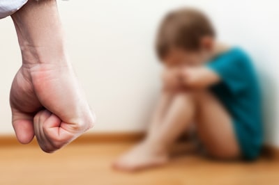 Oppas en ‘stiefopa’ (34) verdacht van zware kindermishandeling: dreumes had gebroken armpje