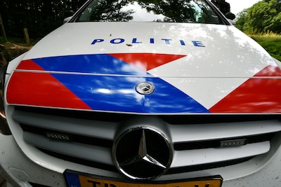 Politiewagen botst met auto in Breda