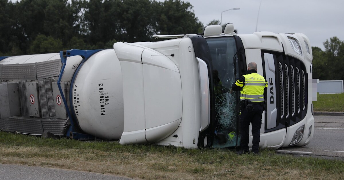 Tankwagen kantelt op rotonde van industrieterrein Klundert