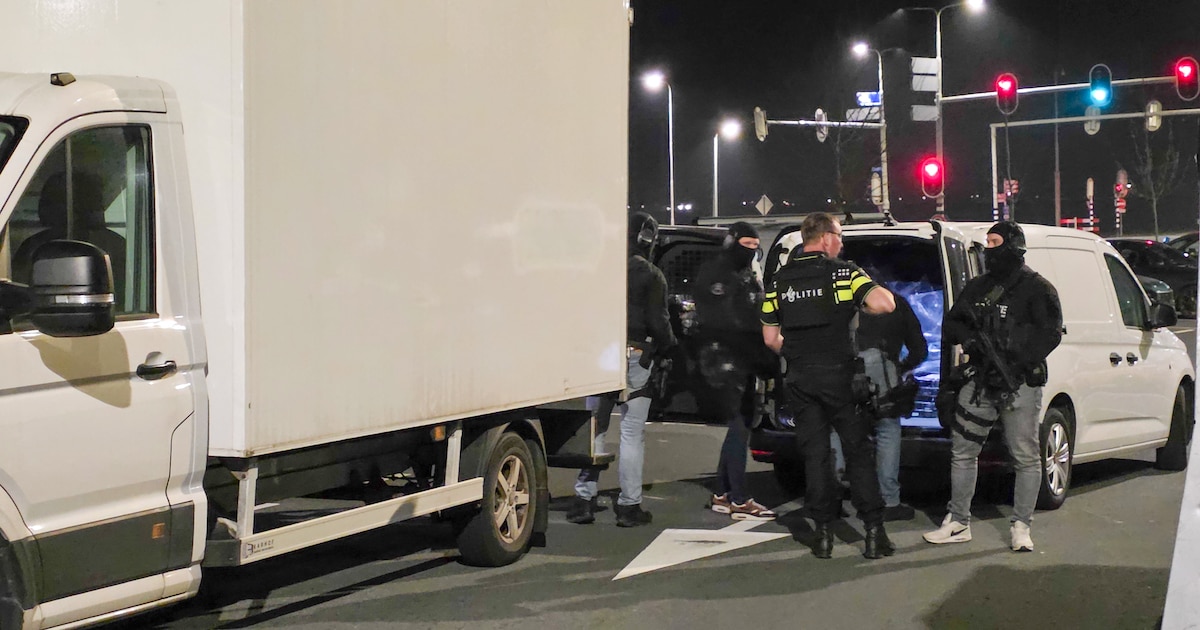 Politie en Douane treffen vrachtwagen vol drugs aan op carpoolplaats, acht verdachten aangehouden