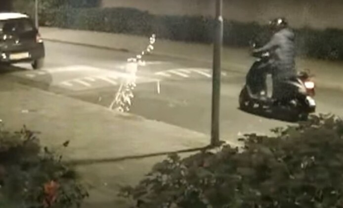 De scooterrijder gooide een brandbom in de voortuin van het huis aan de Turnhoutstraat in Breda.