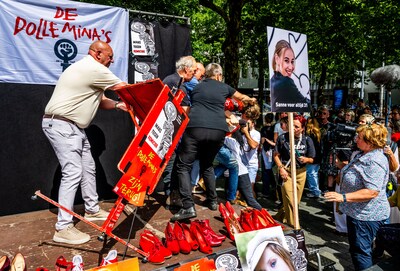 Drukke protestmars tegen femicide: Man trekt microfoon uit handen van vader vermoorde Sanne