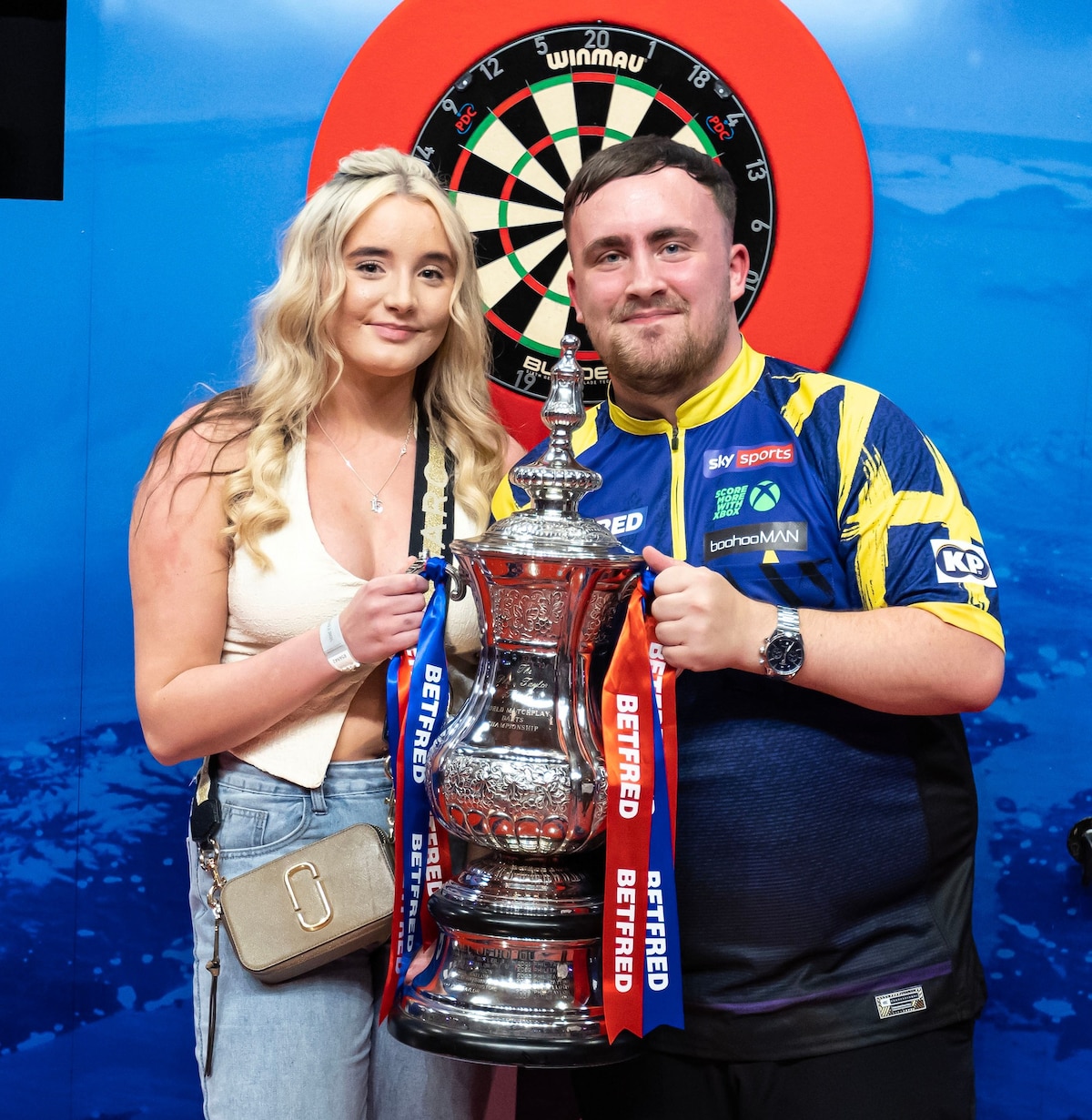 littler-en-zijn-vriendin-faith-na-zijn-zege-in-de-world-matchplay-darts