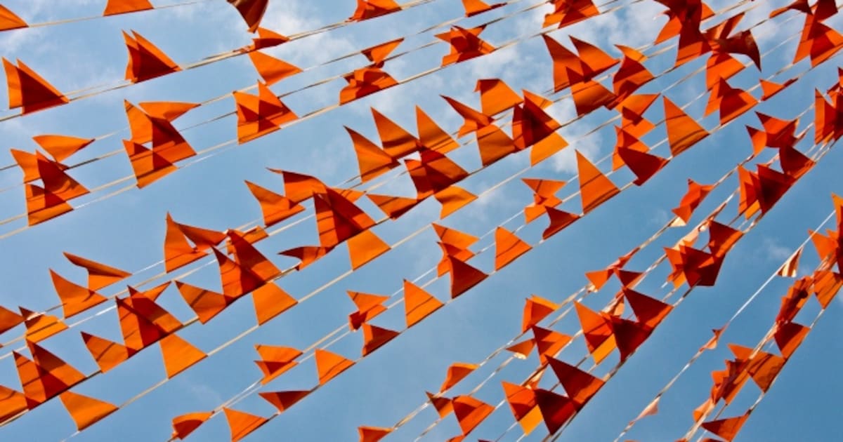 Koningsdag in Woudrichem met kleedjesmarkt en optocht met versierde fietsen