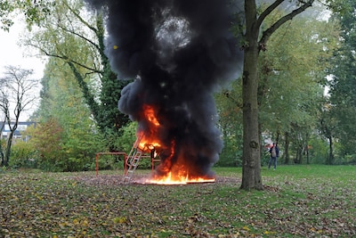 Grote vlammen en dikke rookwolken trekken over woonwijk in Waalwijk door brandende glijbaan