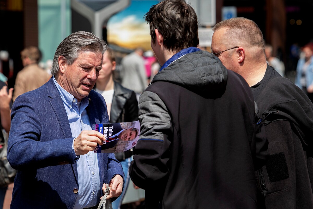 Toine Manders op campagne voor de Europese verkiezingen, toen nog namens 50Plus